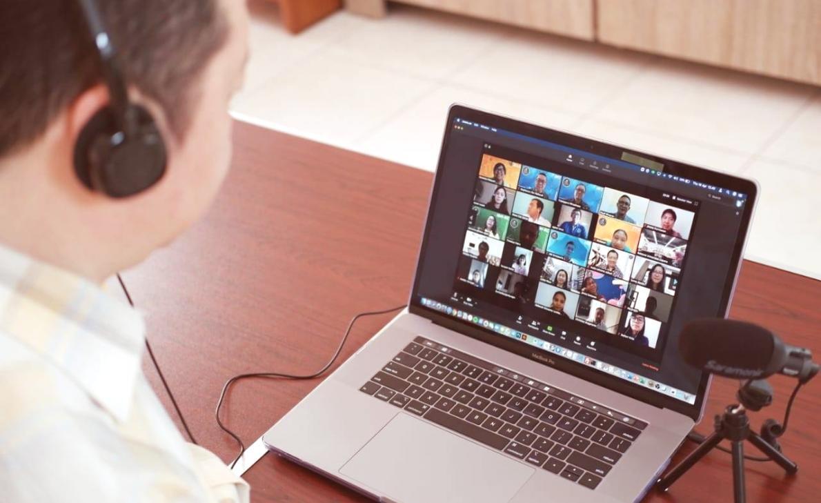 강의를 진행하는 전문가 모습